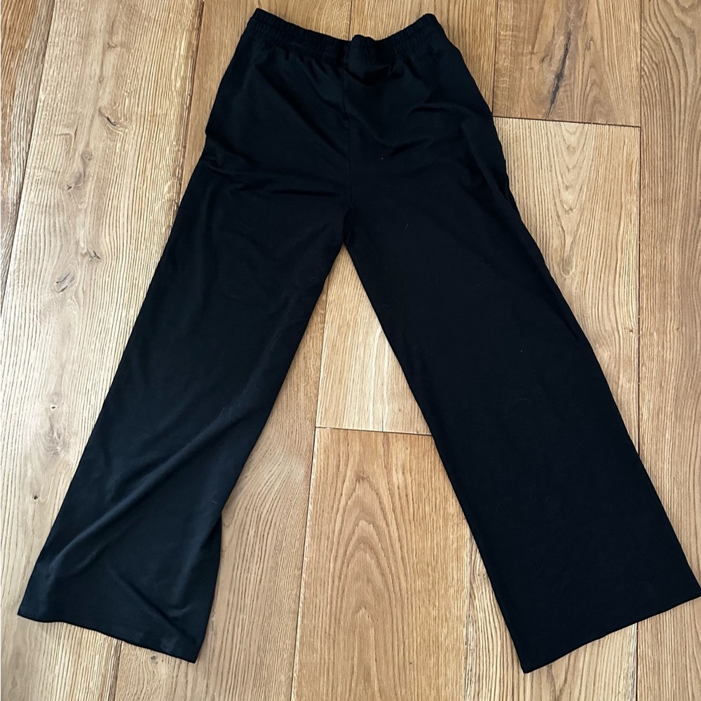 Vuori Medium Halo Essential Wideleg Pant-SHORT - Picture 3 of 5